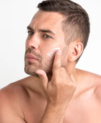 Produtos de skincare para homens, incluindo hidratantes, protetores solares e tratamentos faciais.