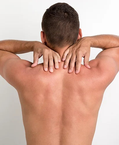 Itens para cuidados com o corpo masculino, como hidratantes, desodorantes e produtos de higiene.